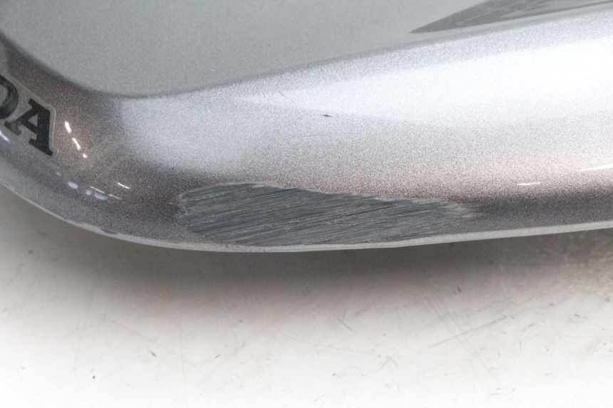 photo de JUNÇÃO DO CARENAGEM TRASEIRO SUPERIOR HONDA PCX (JF28) 125 (2009 - 2011) - Outro ângulo de visão