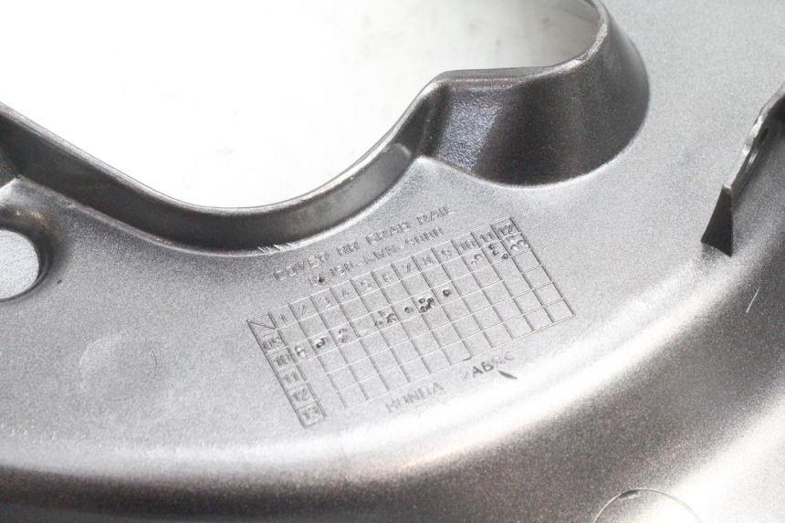 photo de JUNÇÃO DO CARENAGEM TRASEIRO SUPERIOR HONDA PCX (JF28) 125 (2009 - 2011) - Marcações e referências