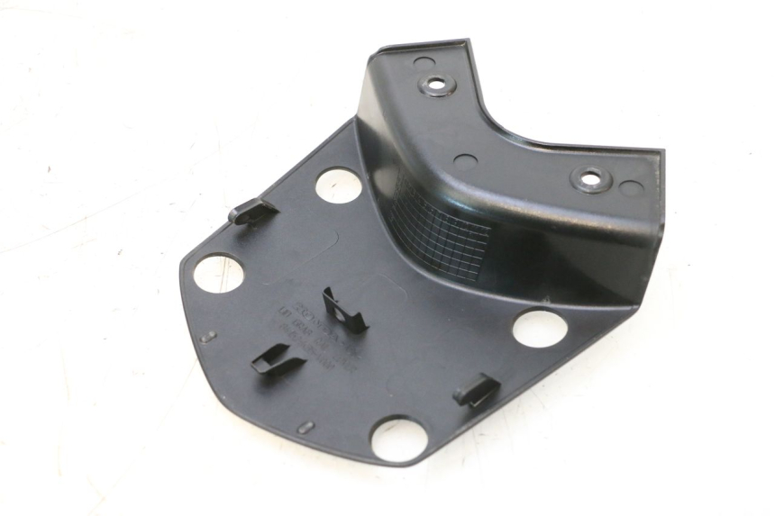 photo de JUNÇÃO DO CARENAGEM TRASEIRO SUPERIOR HONDA PCX (JF57/JF64) 125 (2014 - 2018) - Outro ângulo de visão