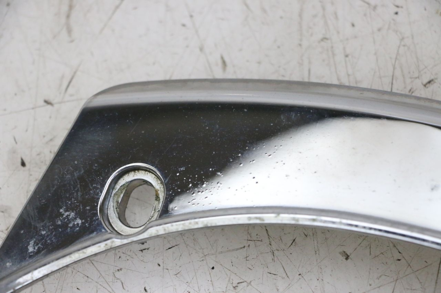 photo de JUNÇÃO DO CARENAGEM TRASEIRO SUPERIOR PEUGEOT SATELIS 125 (2013 - 2018) - Zoom do estado de desgaste