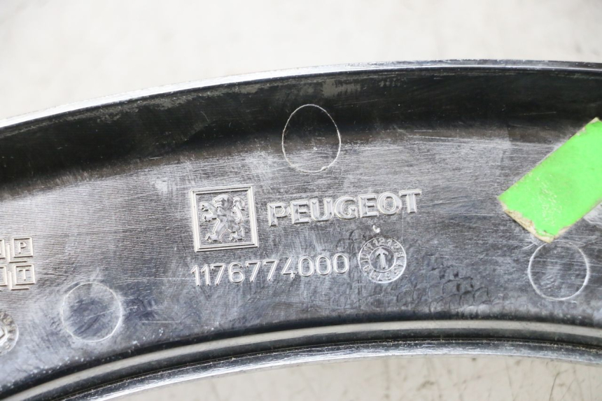 photo de JUNÇÃO DO CARENAGEM TRASEIRO SUPERIOR PEUGEOT SATELIS 125 (2013 - 2018) - Outro ângulo de visão