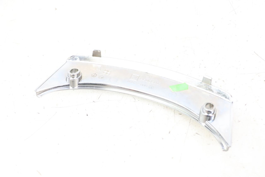photo de JUNÇÃO DO CARENAGEM TRASEIRO SUPERIOR PEUGEOT SATELIS 125 (2013 - 2018) - Ampliação técnica