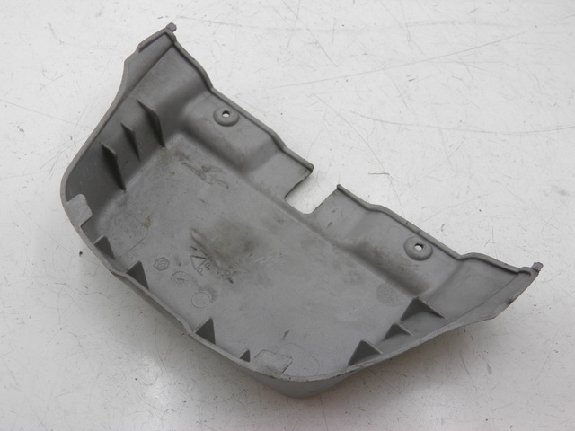 photo de JUNÇÃO DO CARENAGEM TRASEIRO SUPERIOR PIAGGIO BEVERLY 125 (1998 - 2005) - Detalhe da peça