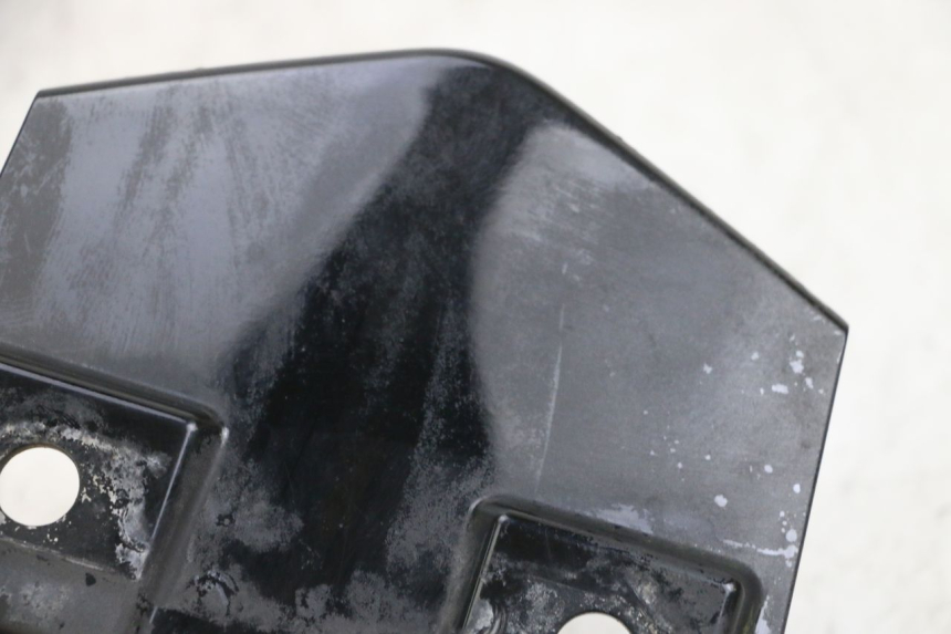 photo de JUNÇÃO DO CARENAGEM TRASEIRO SUPERIOR DAELIM S1 125 (2007 - 2016) - Detalhe da peça