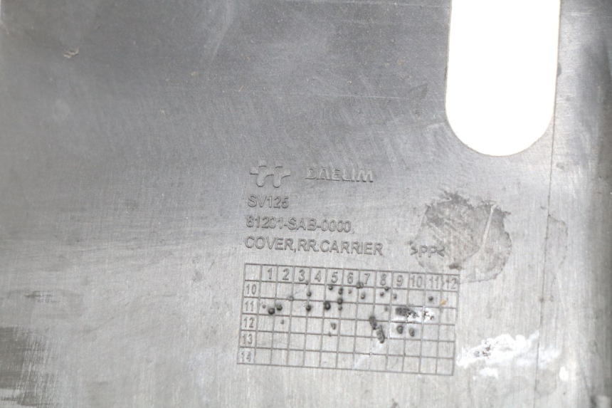 photo de JUNÇÃO DO CARENAGEM TRASEIRO SUPERIOR DAELIM S3 125 (2010 - 2017) - Zoom do estado de desgaste