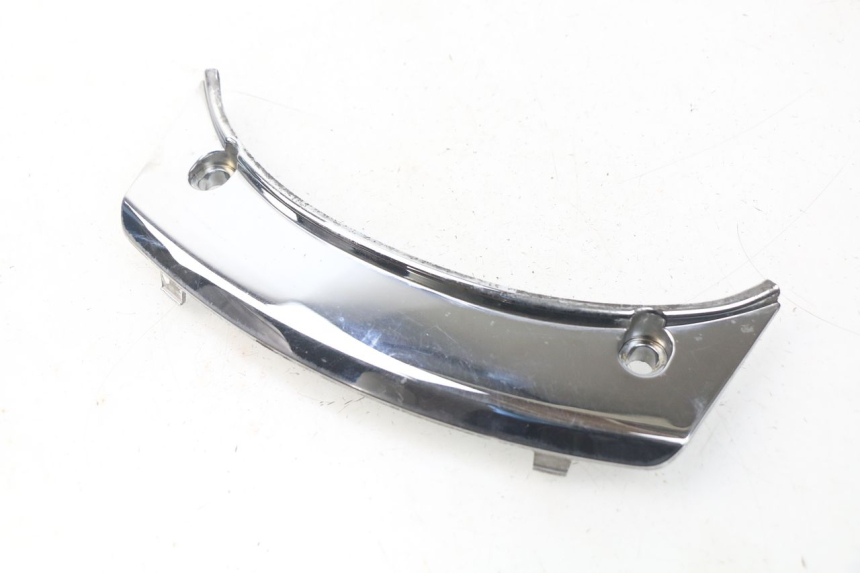 photo de JUNÇÃO DO CARENAGEM TRASEIRO SUPERIOR PEUGEOT SATELIS 300 (2012 - 2015) - Detalhe da peça