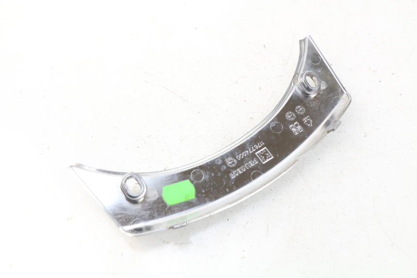 photo de JUNÇÃO CARENAGEM TRASEIRA SUPERIOR PEUGEOT SATELIS 500 (2007 - 2013) - Detalhe da peça