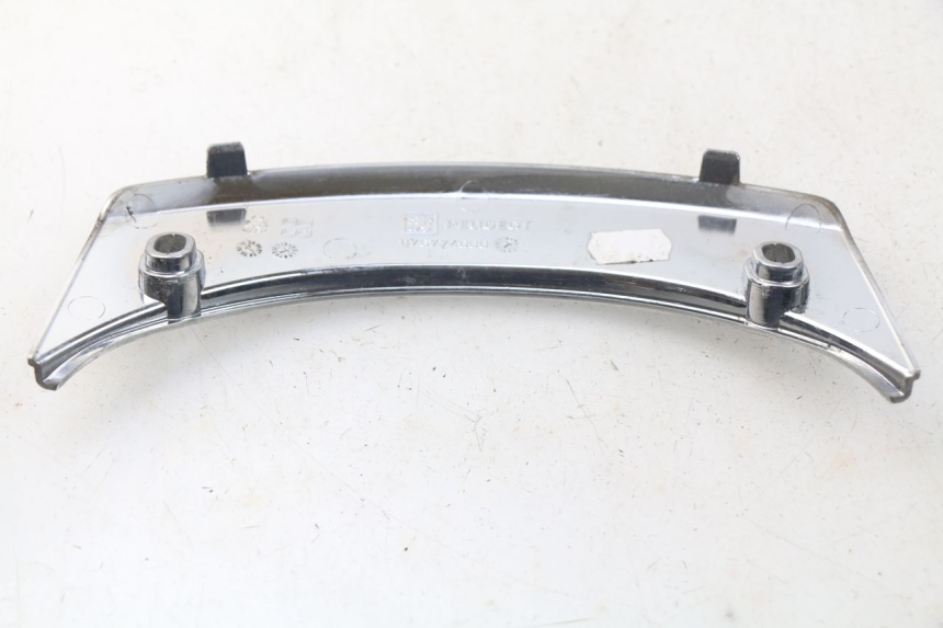 photo de JUNÇÃO DO CARENAGEM TRASEIRO SUPERIOR PEUGEOT SATELIS 125 (2006 - 2009) - Detalhe da peça