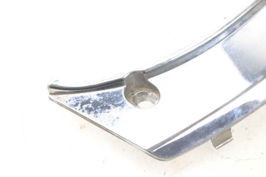 photo de JUNÇÃO DO CARENAGEM TRASEIRO SUPERIOR PEUGEOT SATELIS 125 (2006 - 2009) - Ampliação técnica
