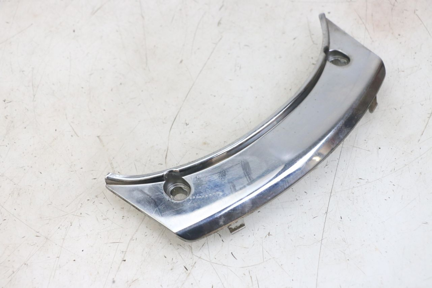 photo de JUNÇÃO DO CARENAGEM TRASEIRO SUPERIOR PEUGEOT SATELIS 125 (2006 - 2009) - Detalhe da peça