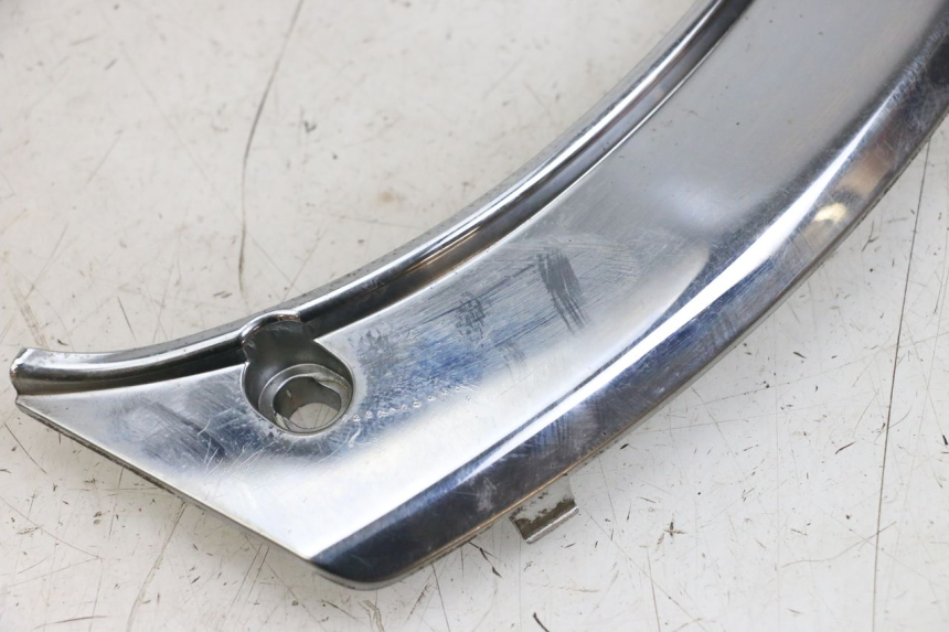 photo de JUNÇÃO DO CARENAGEM TRASEIRO SUPERIOR PEUGEOT SATELIS 125 (2006 - 2009) - Zoom do estado de desgaste