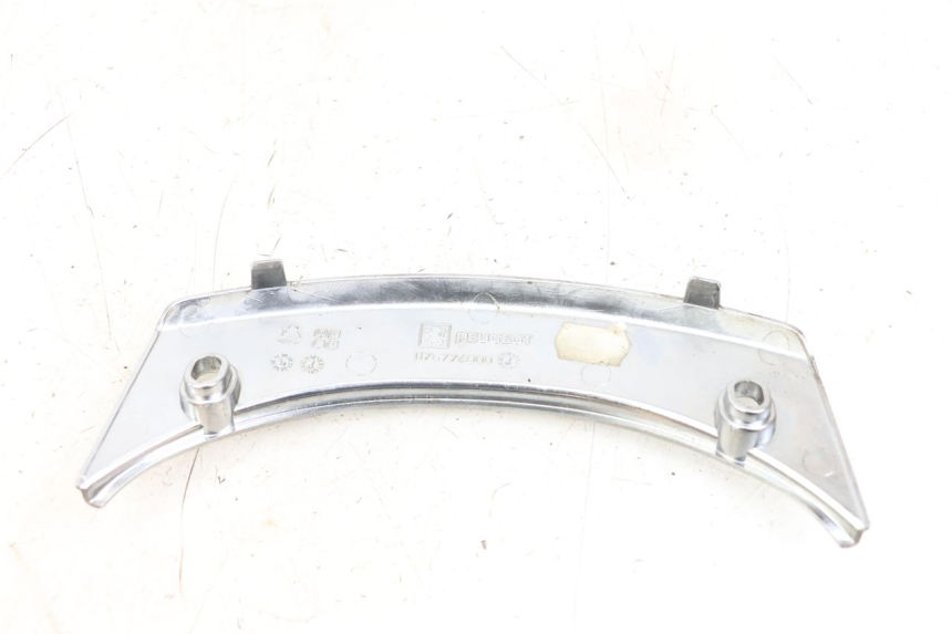 photo de JUNÇÃO DO CARENAGEM TRASEIRO SUPERIOR PEUGEOT SATELIS 125 (2006 - 2009) - Outro ângulo de visão