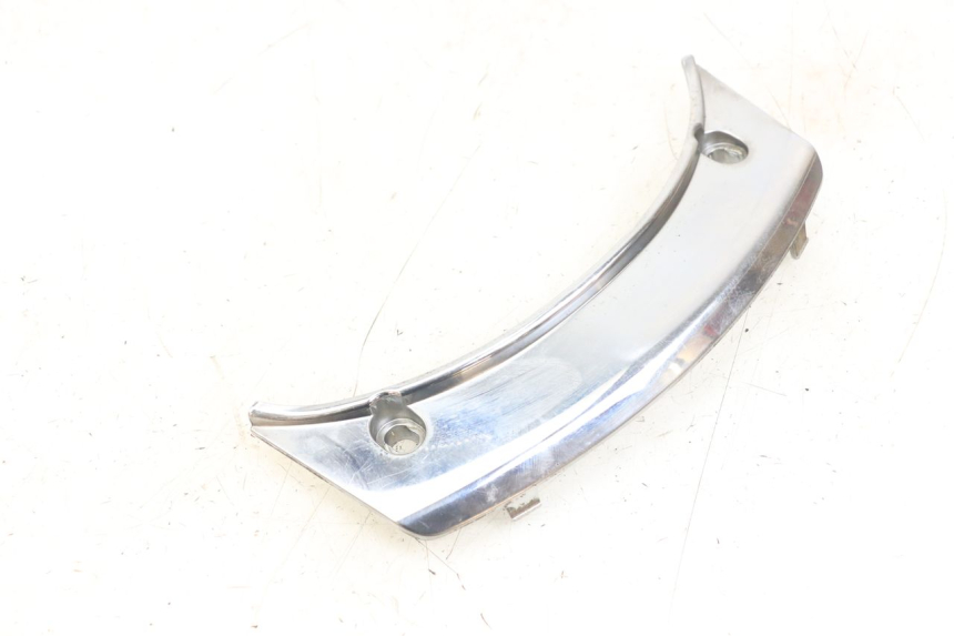 photo de JUNÇÃO DO CARENAGEM TRASEIRO SUPERIOR PEUGEOT SATELIS 125 (2006 - 2009) - Ampliação técnica