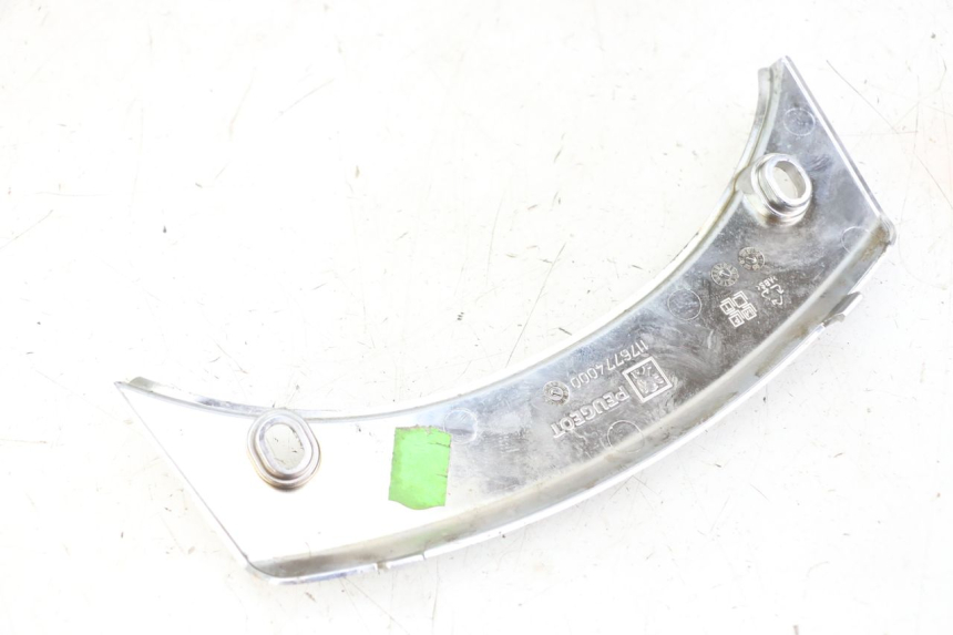 photo de JUNÇÃO DO CARENAGEM TRASEIRO SUPERIOR PEUGEOT SATELIS 125 (2013 - 2018) - Ampliação técnica