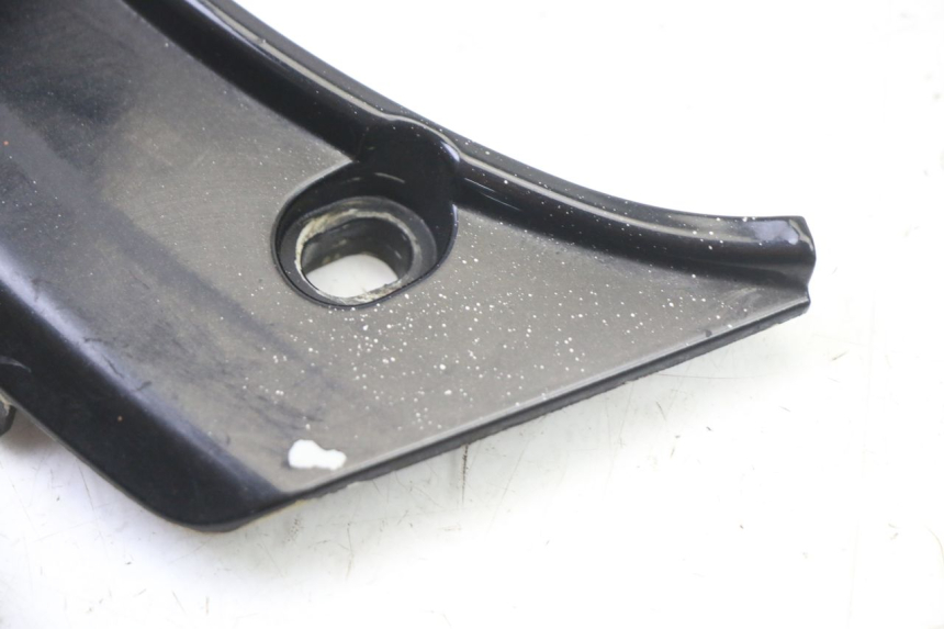 photo de JUNÇÃO DO CARENAGEM TRASEIRO SUPERIOR PEUGEOT SATELIS 125 (2013 - 2018) - Outro ângulo de visão