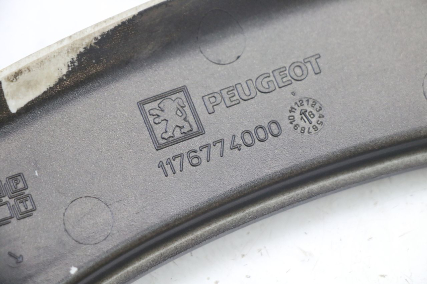 photo de JUNÇÃO DO CARENAGEM TRASEIRO SUPERIOR PEUGEOT SATELIS 125 (2013 - 2018) - Estado da superfície