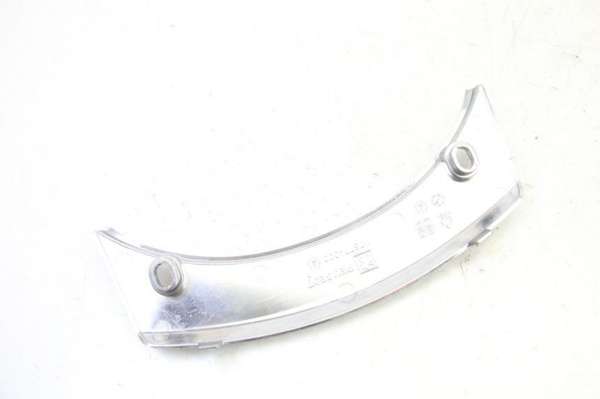 photo de JUNÇÃO DO CARENAGEM TRASEIRO SUPERIOR PEUGEOT SATELIS 250 (2006 - 2012) - Zoom do estado de desgaste