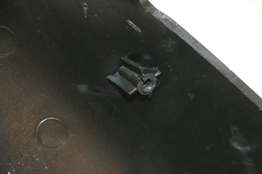 photo de JUNÇÃO DO CARENAGEM TRASEIRO SUPERIOR SUZUKI SV S 650 (1999 - 2002) - Detalhe da peça