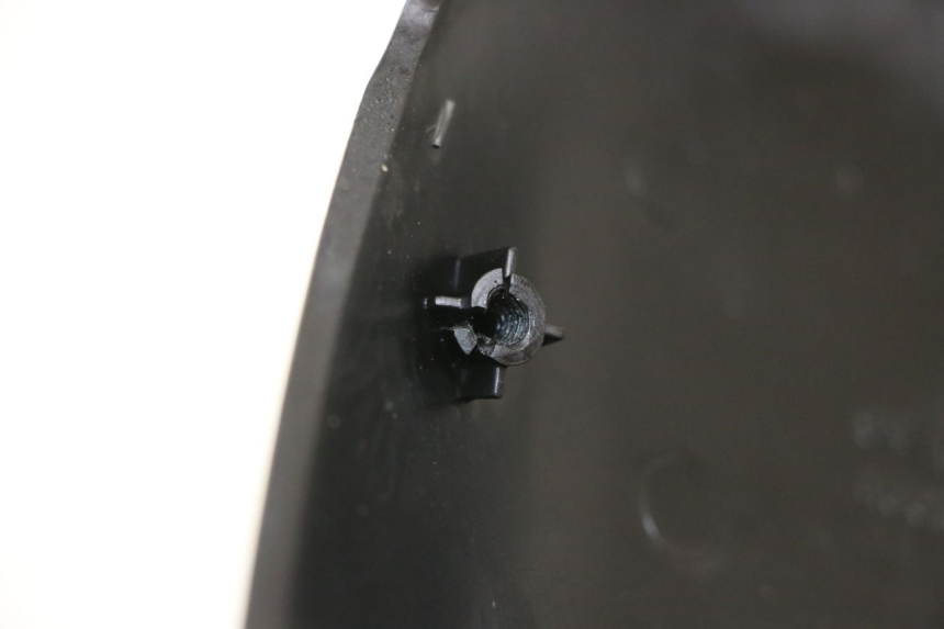 photo de JUNÇÃO DO CARENAGEM TRASEIRO SUPERIOR SUZUKI SV S 650 (1999 - 2002) - Zoom do estado de desgaste