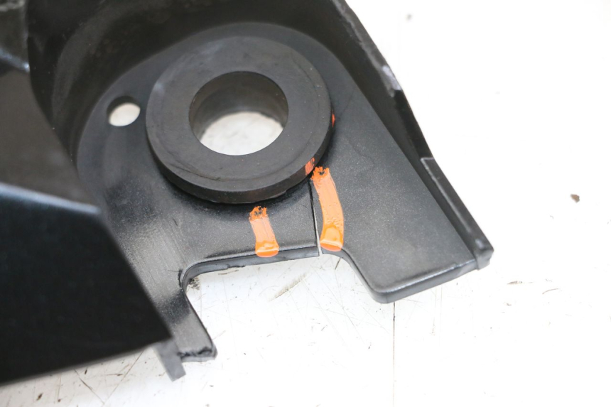 photo de JUNÇÃO DO CARENAGEM TRASEIRO SUPERIOR SUZUKI SV S 650 (1999 - 2002) - Vista geral