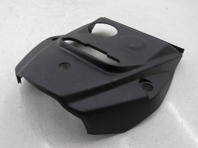 photo de JUNÇÃO DO CARENAGEM TRASEIRO SUPERIOR SYM ORBIT 2 4T 50 (2008 - 2017) - Detalhe da peça