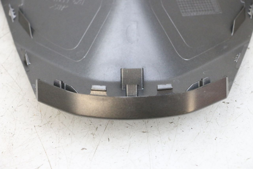 photo de JUNÇÃO DO CARENAGEM TRASEIRO SUPERIOR YAMAHA TRICITY 300 (2020 - 2024) - Zoom do estado de desgaste