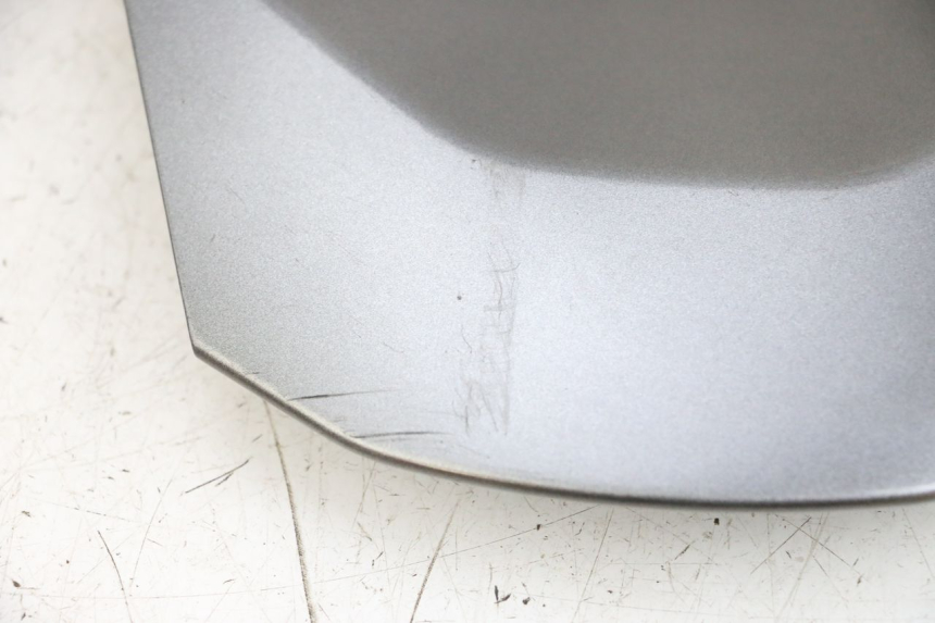 photo de JUNÇÃO DO CARENAGEM TRASEIRO SUPERIOR YAMAHA TRICITY 300 (2020 - 2024) - Outro ângulo de visão