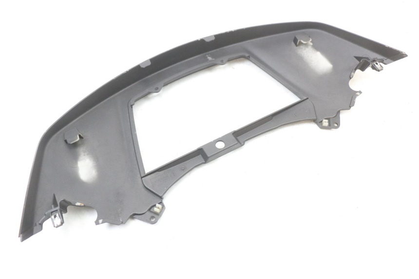 photo de JUNÇÃO DO CARENAGEM TRASEIRO SUPERIOR PIAGGIO X10 125 (2012 - 2017) - Detalhes característicos