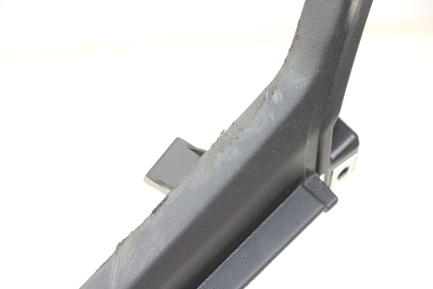 photo de JUNÇÃO DO CARENAGEM TRASEIRO SUPERIOR YAMAHA TRACER 7 700 (2020 - 2024) - Detalhe da peça
