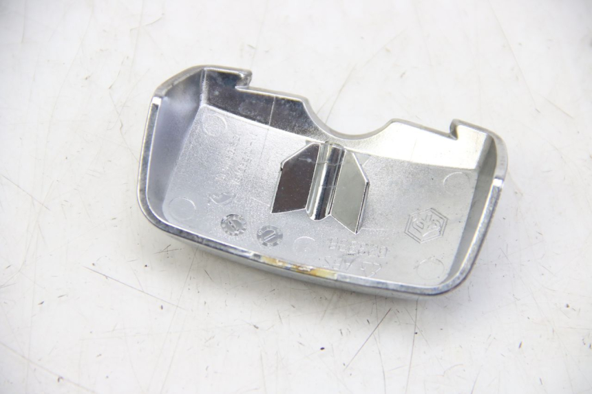 photo de JUNÇÃO DO CARENAGEM TRASEIRO PIAGGIO VESPA GTS SUPER IE 125 (2009 - 2016) - Outro ângulo de visão