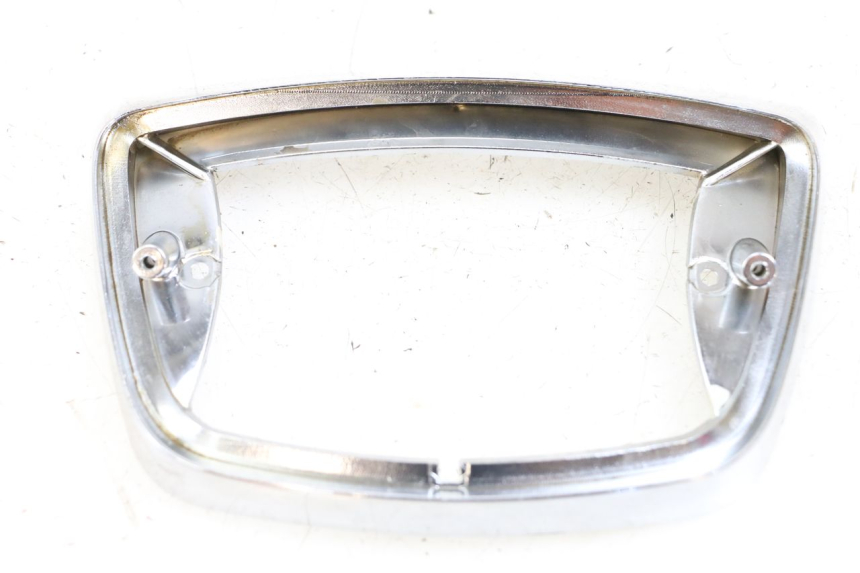 photo de JUNÇÃO DO CARENAGEM TRASEIRO PIAGGIO VESPA LX 125 (2005 - 2010) - Detalhe da peça