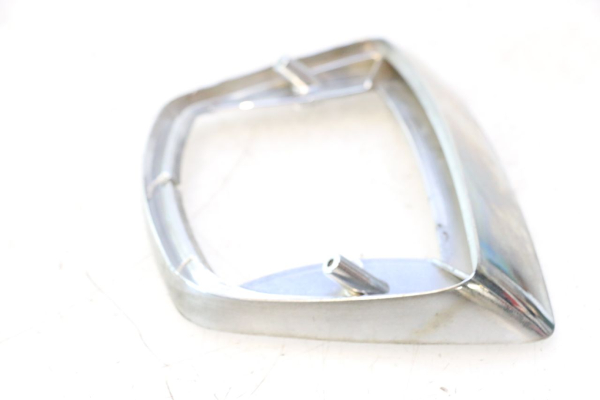 photo de JUNÇÃO DO CARENAGEM TRASEIRO PIAGGIO VESPA S 2T 50 (2007 - 2014) - Detalhe da peça