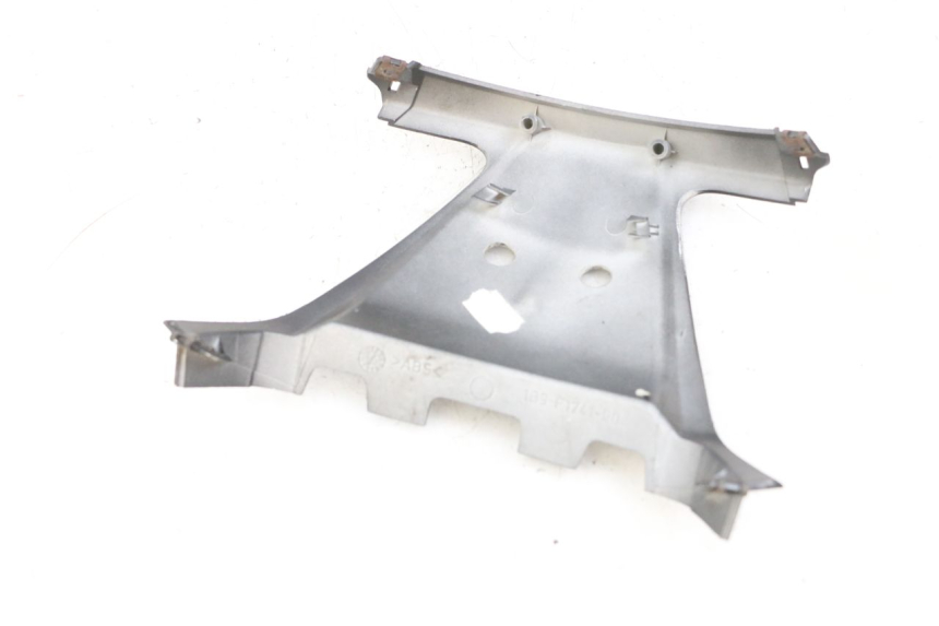 photo de JUNÇÃO DO CARENAGEM TRASEIRO YAMAHA XMAX X-MAX 125 (2006 - 2009) - Detalhe da peça