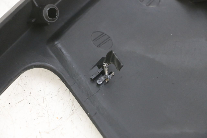 photo de JUNÇÃO DO CARENAGEM TRASEIRO YAMAHA XMAX X-MAX 125 (2006 - 2009) - Ampliação técnica