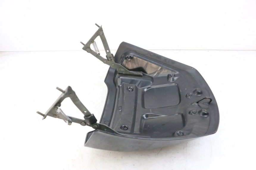 photo de JUNÇÃO DO CARENAGEM TRASEIRO PIAGGIO X8 125 (2004 - 2007) - Zoom do estado de desgaste