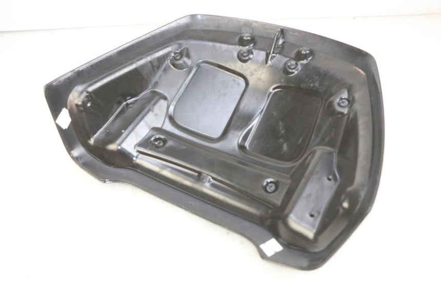 photo de JUNÇÃO DO CARENAGEM TRASEIRO PIAGGIO XEVO - X EVO 125 (2007 - 2017) - Detalhe da peça
