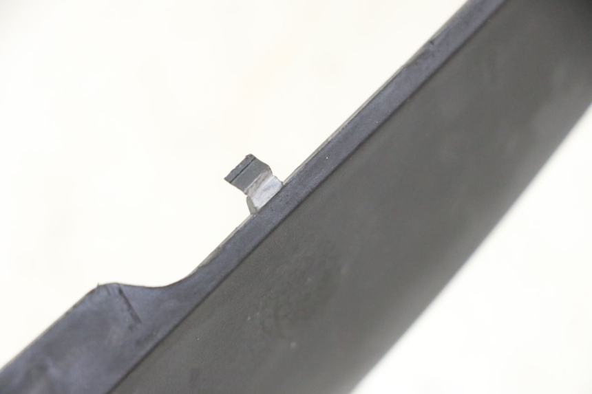 photo de JUNÇÃO DO CARENAGEM TRASEIRO YAMAHA FZ6 FAZER S2 600 (2007 - 2011) - Detalhe da peça