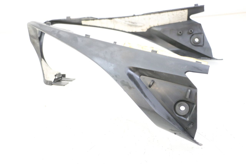 photo de JUNÇÃO DO CARENAGEM TRASEIRO YAMAHA FZ6 FAZER S2 600 (2007 - 2011) - Ampliação técnica