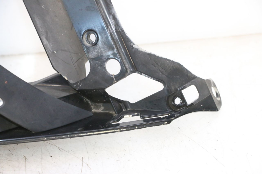 photo de JUNÇÃO CARENAGEM DIANTEIRA INFERIOR PEUGEOT CITYSTAR 125 (2011 - 2017) - Detalhes característicos