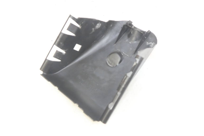 photo de JUNÇÃO DO CARENAGEM DIANTEIRO INFERIOR PEUGEOT ELYSEO 125 (1999 - 2004) - Detalhe da peça