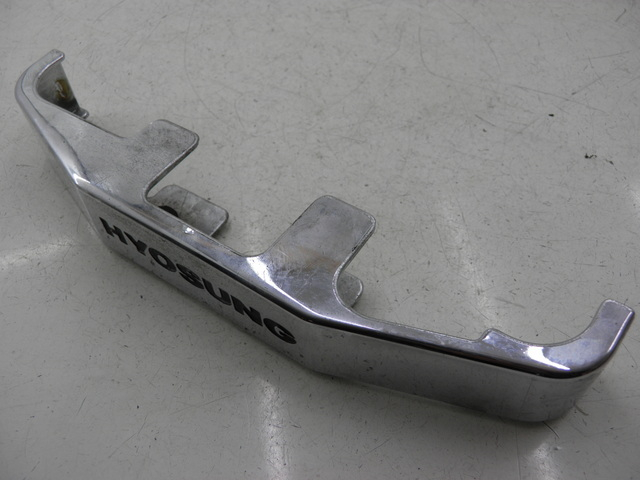 photo de JUNÇÃO CARENAGEM DIANTEIRA INFERIOR HYOSUNG COMET GT 125 (2002 - 2007) - Detalhe da peça