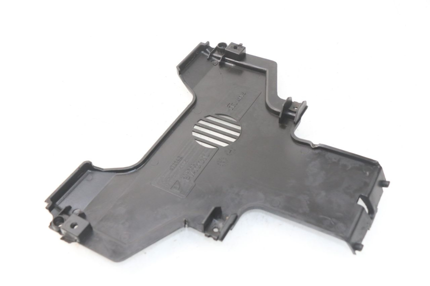 photo de JUNÇÃO DO CARENAGEM DIANTEIRO INFERIOR PIAGGIO MP3 HPE 500 (2019 - 2022) - Detalhe da peça