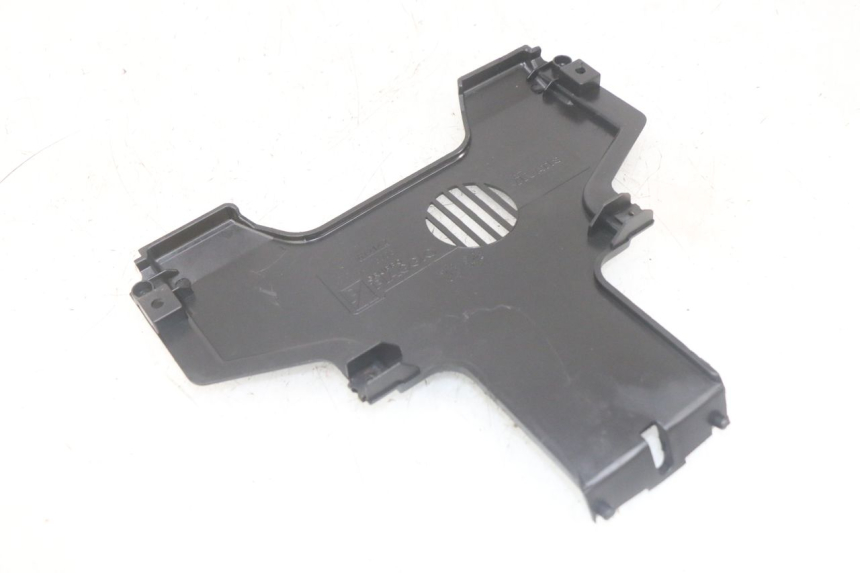 photo de JUNÇÃO DO CARENAGEM DIANTEIRO INFERIOR PIAGGIO MP3 HPE 300 (2019 - 2026) - Detalhe da peça