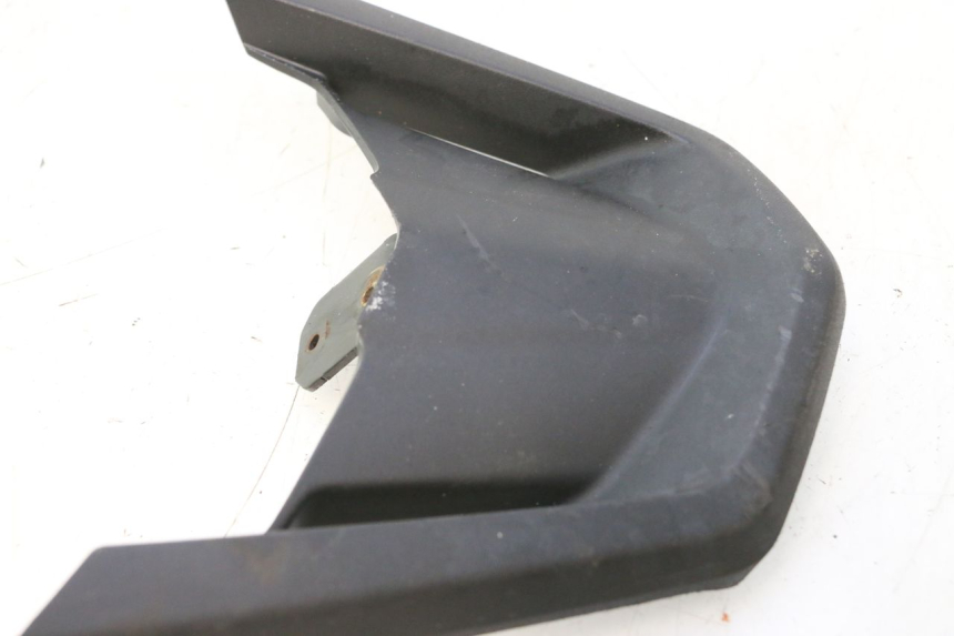 photo de JUNÇÃO INFERIOR DA CARENAGEM DIANTEIRA PIAGGIO MP3 HPE 530 (2022 - 2026) - Detalhe da peça
