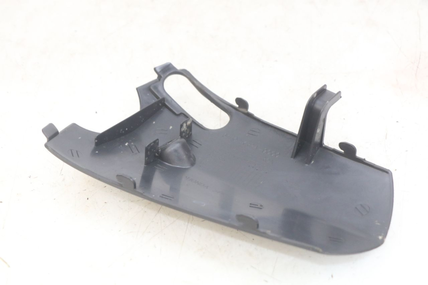 photo de JUNÇÃO CARENAGEM DIANTEIRA INFERIOR HONDA SCV LEAD 100 (2003 - 2007) - Detalhe da peça