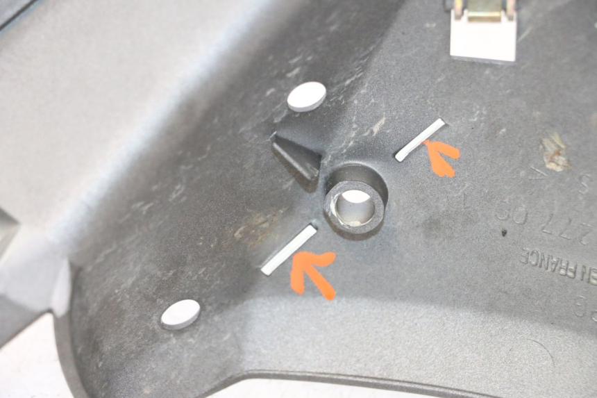 photo de JUNÇÃO CARENAGEM DIANTEIRA INFERIOR PEUGEOT TREKKER 50 (1995 - 2004) - Outro ângulo de visão