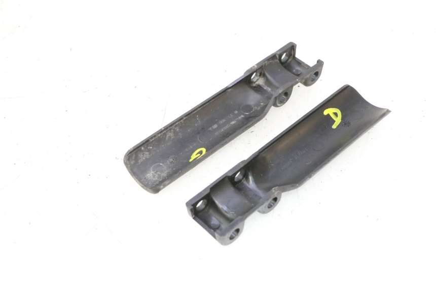 photo de JUNÇÃO CARENAGEM DIANTEIRA INFERIOR PEUGEOT TREKKER 50 (1995 - 2004) - Detalhe da peça