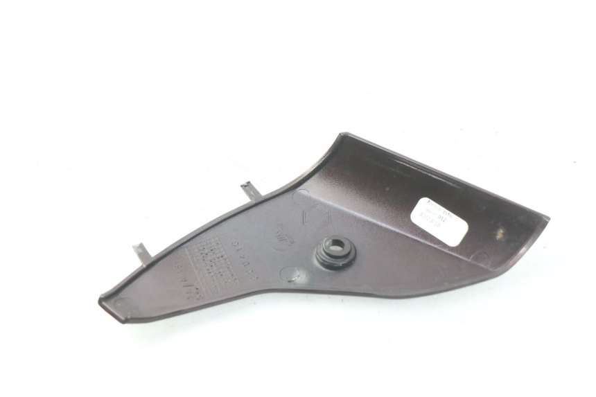 photo de JUNÇÃO CARENAGEM DIANTEIRA INFERIOR PIAGGIO VESPA LX IE 125 (2010 - 2012) - Detalhe da peça
