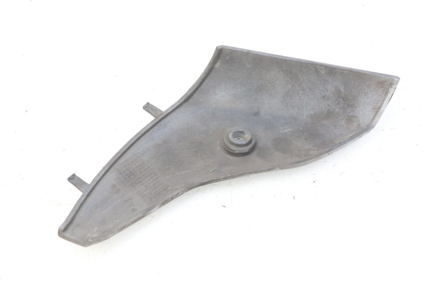 photo de JUNÇÃO CARENAGEM DIANTEIRA INFERIOR PIAGGIO VESPA LX 125 (2005 - 2010) - Detalhe da peça
