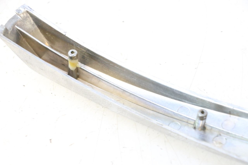 photo de JUNÇÃO INFERIOR DA CARENAGEM DIANTEIRA PIAGGIO VESPA PK FL 2T 50 (1990 - 1996) - Detalhe da peça